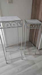 Twee bloemenstandaards, Huis en Inrichting, Tafels | Bijzettafels, Minder dan 55 cm, Metaal of Aluminium, Klassiek, Vierkant