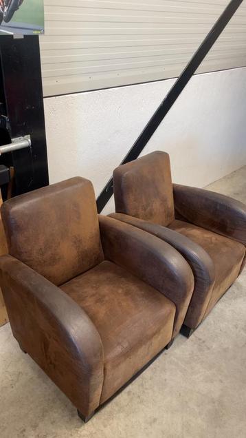 2x bruine lederen stoel beschikbaar voor biedingen