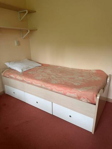 Bed met drie lades 