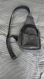 Grijze leren sling bag - Nieuwstaat!, Ophalen of Verzenden, Nieuw, Grijs, Schoudertasje