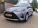 Toyota Yaris 1.5 Hybrid 100pk 5D CVT 2018 Grijs AUTOMAAT, Te koop, Zilver of Grijs, 1050 kg, Geïmporteerd