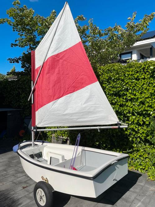Optimist met stootrand inclusief strandtrailer, Watersport en Boten, Open zeilboten, Gebruikt, Optimist, Minder dan 3 meter, Polyester