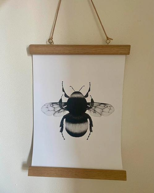 Poster bijtje/hommel met houten posterhouder, Huis en Inrichting, Woonaccessoires | Wanddecoraties, Zo goed als nieuw, Ophalen of Verzenden