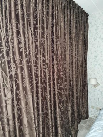 Donkerbruine satijnen gordijnen in een jacquard patroon  beschikbaar voor biedingen