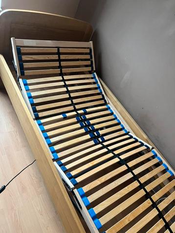 Houten bedframe met electrische lattenbodem beschikbaar voor biedingen