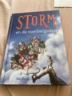 Storm en de voetbalgoden - Jan Birck, Boeken, Kinderboeken | Jeugd | onder 10 jaar, Ophalen of Verzenden, Zo goed als nieuw, Fictie algemeen
