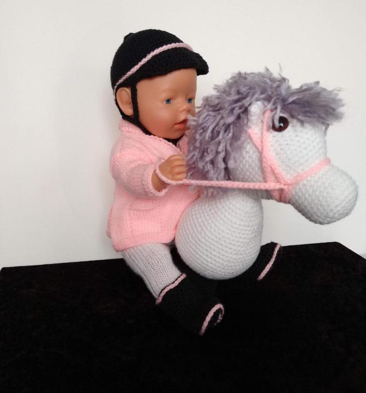 Paardrijkleding baby-born (inclusief stokpaardje), Kinderen en Baby's, Speelgoed | Poppen, Nieuw, Babypop, Ophalen of Verzenden