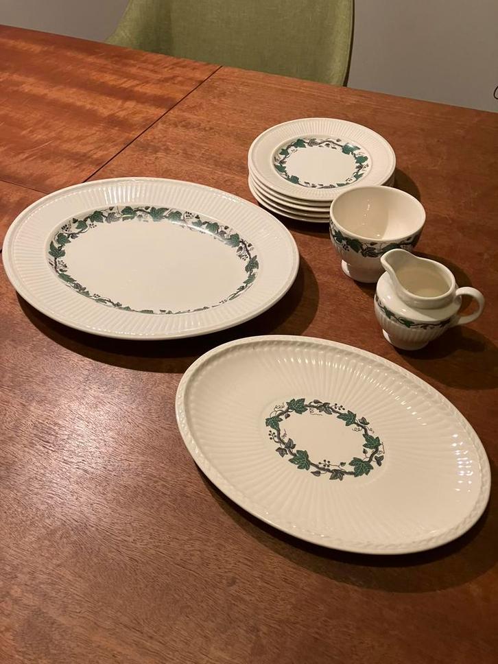 Wedgwood Stratford servies schalen melkkan gebaksbordjes kom, Huis en Inrichting, Keuken | Servies, Zo goed als nieuw, Schaal of Schalen