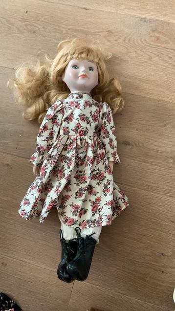 Porceleine stoffen pop meisje blond bloemen beschikbaar voor biedingen