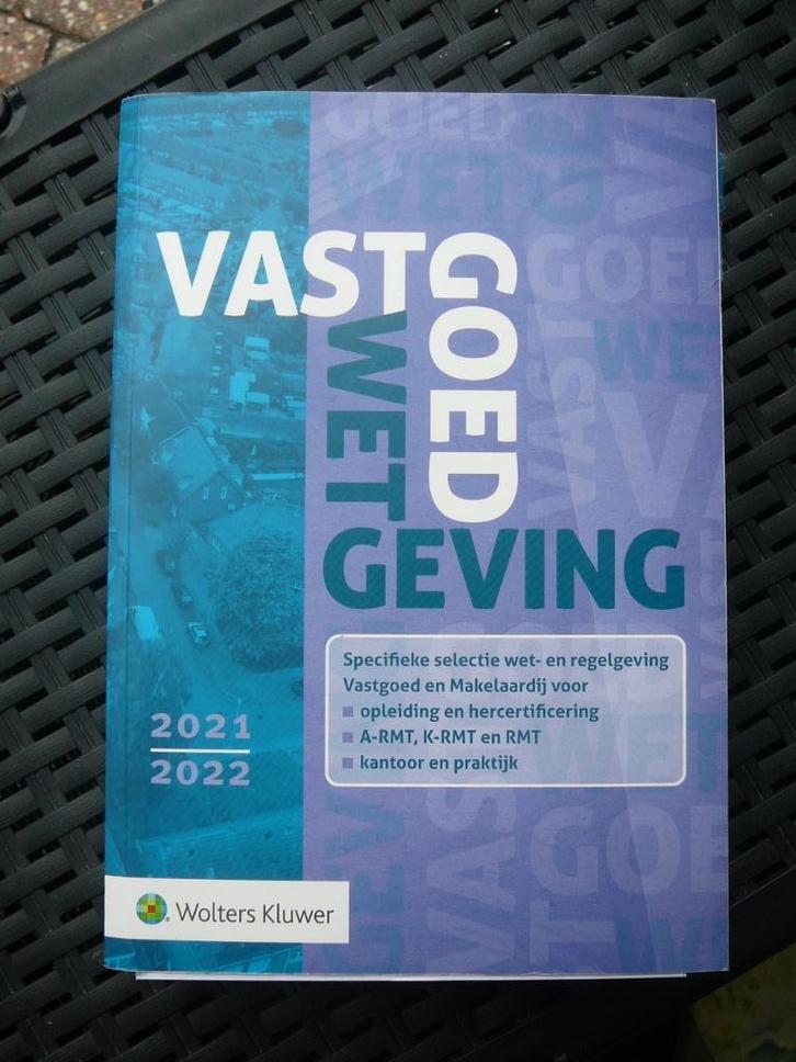 Vastgoed Wetgeving  Wolters Kluwer 2021-2022, Boeken, Studieboeken en Cursussen, Zo goed als nieuw, HBO, Ophalen of Verzenden