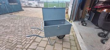 Metalen kruiwagen met deksel beschikbaar voor biedingen