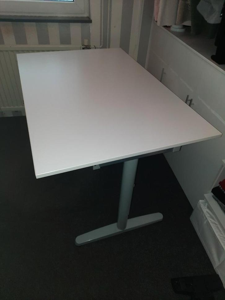 Galant bureau van Ikea - In hoogte verstelbaar, Huis en Inrichting, Bureaus, In hoogte verstelbaar, Ophalen