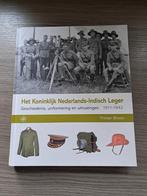 Boek knil uitrusting uniformen, Verzamelen, Ophalen of Verzenden, Nederland, Boek of Tijdschrift