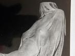 Caius Spronken Persfoto sculptuur erotiek, Verzenden