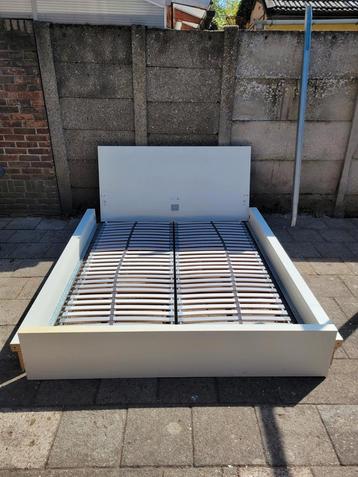 Wit bed met latten bodem 140200