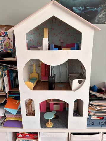 Houten poppenhuis met veel meubeltjes (bijv voor Barbies) beschikbaar voor biedingen