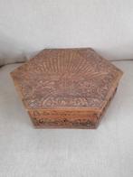 Mooie houtsnijwerk doos met pauw afbeelding.29 cm doorsnee., Antiek en Kunst, Ophalen of Verzenden