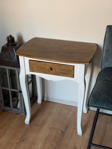 Houten kastje antieke stijl beschikbaar voor biedingen