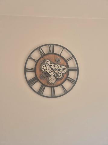 Grote Wandklok met Tandwielen beschikbaar voor biedingen