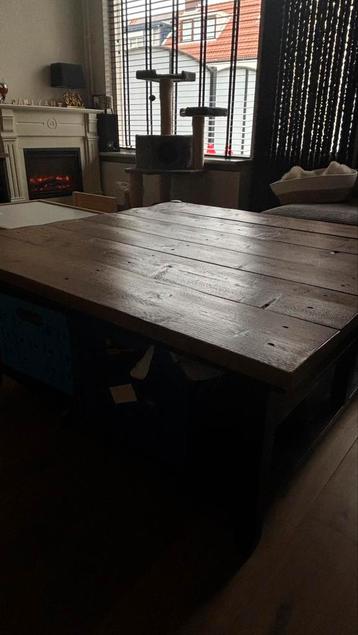Houten salontafel beschikbaar voor biedingen