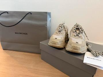 Balenciaga Triple S beschikbaar voor biedingen