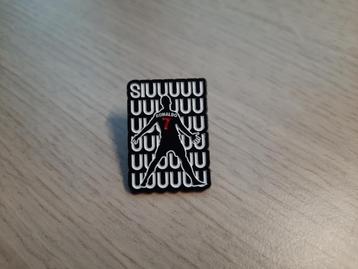 1 mooie pin van ronaldo met de tekst "Siuuuuuu" te koop beschikbaar voor biedingen