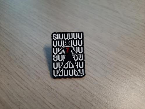 1 mooie pin van ronaldo met de tekst "Siuuuuuu" te koop, Verzamelen, Speldjes, Pins en Buttons, Nieuw, Speldje of Pin, Sport, Ophalen of Verzenden