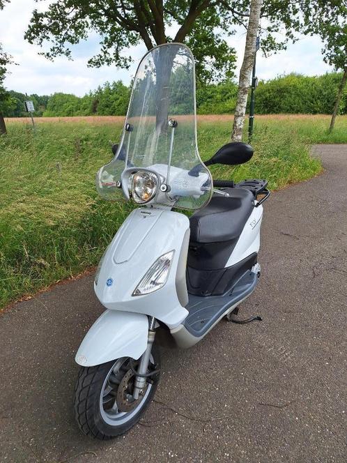 scooter Piaggio Fly25  zuinige 4takt, Fietsen en Brommers, Snorfietsen en Snorscooters, Gebruikt, Piaggio, Benzine, Ophalen