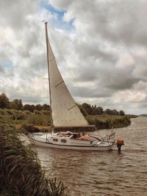Zeilbootje (staal) te koop - ca. 8 m lang, wit, compleet, Watersport en Boten, Kajuitzeilboten en Zeiljachten, Gebruikt, Staal
