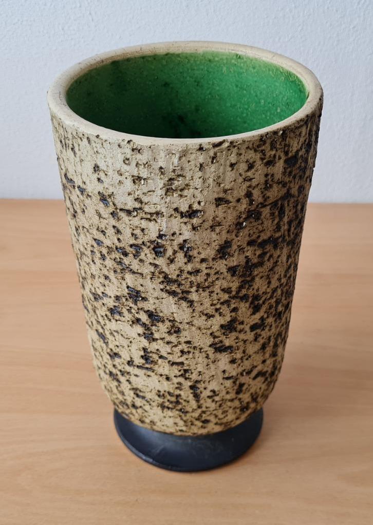 Berkenbast Bloempot - Hoog, Smal, Zwarte Voet - jaren 50/60, Tuin en Terras, Bloempotten, Gebruikt, Aardewerk, Binnen, Balkon