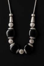 Elegante zwarte ketting met zilveren accenten, Ophalen of Verzenden, Nieuw, Zwart, Kunststof
