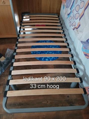 Ledikant met matras en eventueel dekbed plus hoes beschikbaar voor biedingen
