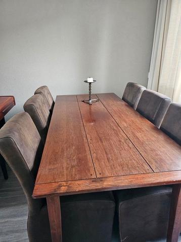 Houten tafel met 6 leren stoelen beschikbaar voor biedingen