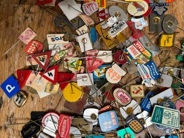 Heel veel pins of speldjes van voor 1970 beschikbaar voor biedingen
