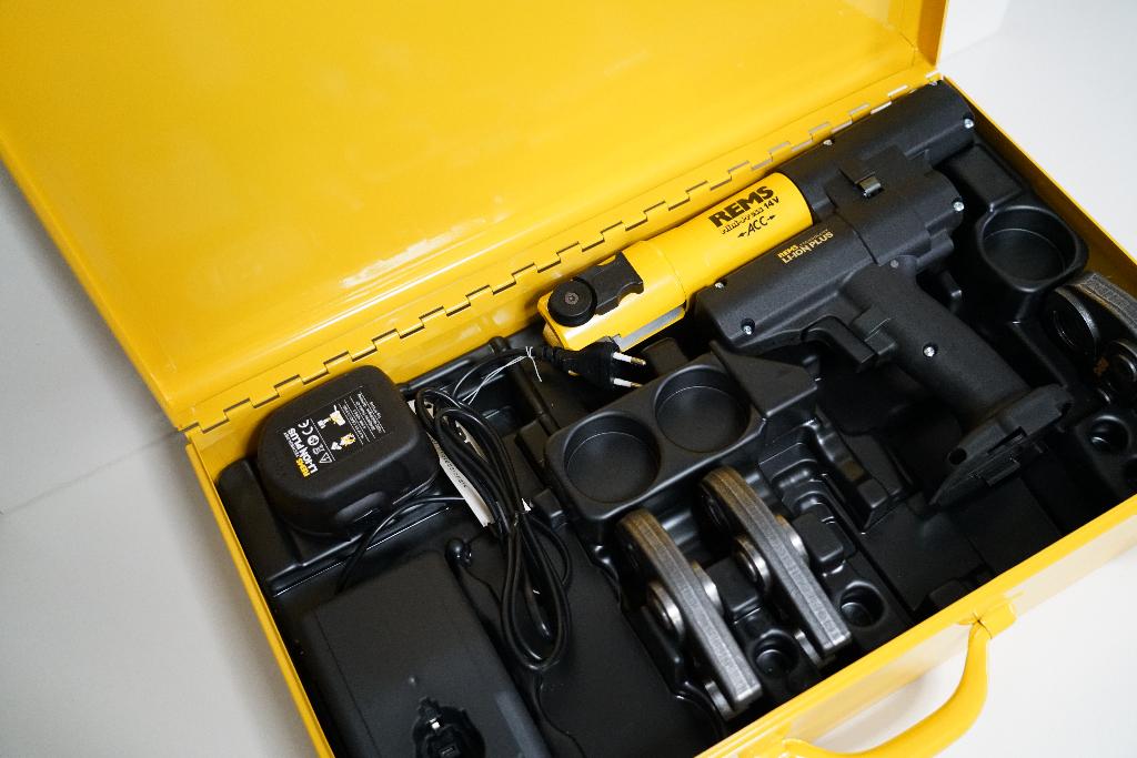 Perstang voor Henco, Uponor etc huren, Doe-het-zelf en Verbouw, Gereedschap | Overige machines, Postbus 1631, D-71306 Waiblingen