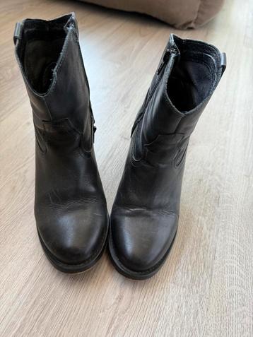 Donkerblauwe lederen cowboylaarzen beschikbaar voor biedingen