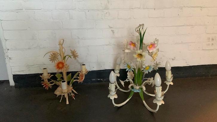 2 brocante franse metalen kroonluchters bloemen, Antiek en Kunst, Curiosa en Brocante, Ophalen