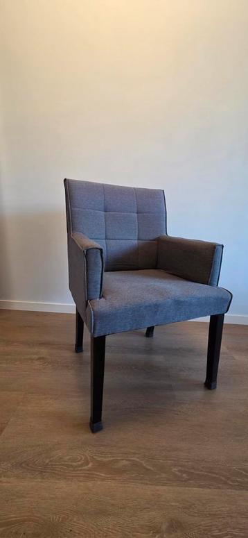 6 Donkergrijze Eetkamerstoelen met Armleuning en Viltdoppen beschikbaar voor biedingen