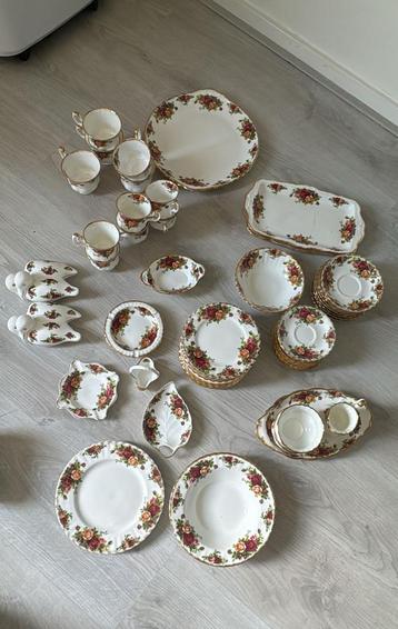  Exclusief Royal Albert servies rood   beschikbaar voor biedingen