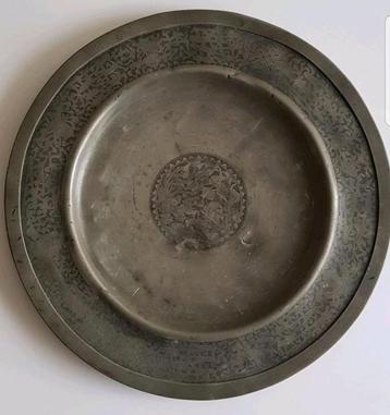 Chinees antiek, Tinnen bord met gravering 28 cm. 