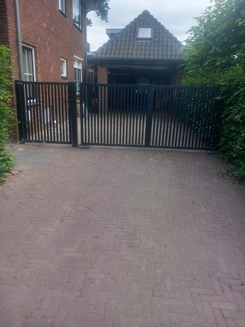 Lamellen poort met looppoort, hekwerk zwart (elektrisch kan), Tuin en Terras, Tuinpoorten, Zo goed als nieuw, Draaipoort, IJzer