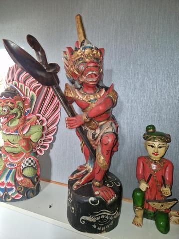 Originele houten Indonesië Boeddha beeld met originele Kris. beschikbaar voor biedingen