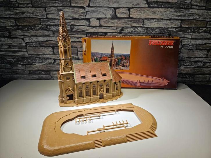 Kerk kathedraal met trappenterras N spoor trein 1:160, Hobby en Vrije tijd, Modeltreinen | N-Spoor, Gebruikt, Brug, Tunnel of Gebouw