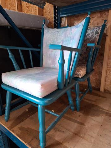 Twee nette blauw/groene stoelen met armleuning beschikbaar voor biedingen
