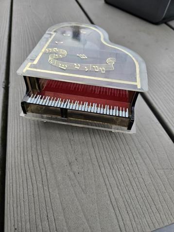 Mooi vintage acryl piano muziekdoos nette en werkende staat beschikbaar voor biedingen