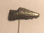 Metalen QUICK NR. 1 VOETBALSCHOEN Speld (Metaalkleur)., Verzenden, Zo goed als nieuw, Sport, Speldje of Pin