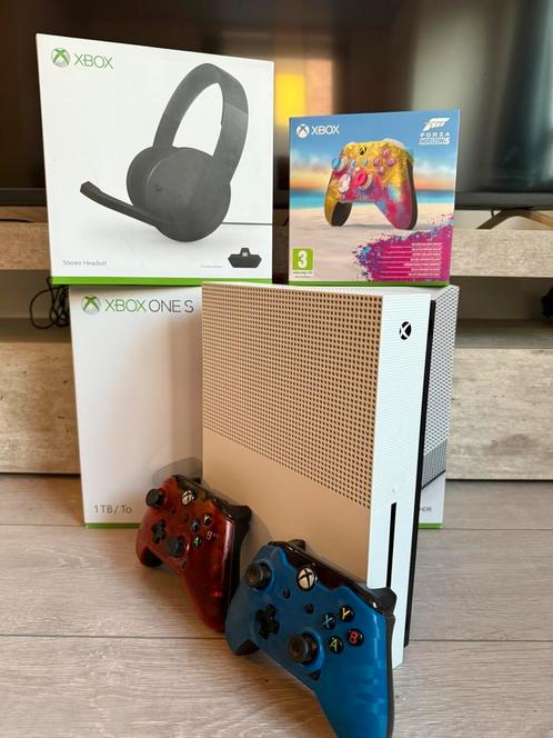 ️ Xbox one S 1TB met 3 controllers, headset & 5 games, Spelcomputers en Games, Spelcomputers | Xbox One, Zo goed als nieuw, 1 TB