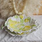 Grote barbotine fruittest met fruit relief, Antiek en Kunst, Curiosa en Brocante, Ophalen of Verzenden