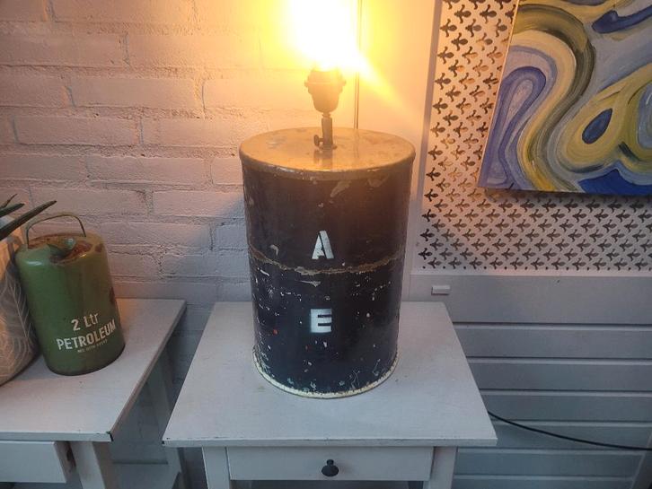Industriële tafellamp / “oil drum” lamp – metalen vat, Huis en Inrichting, Lampen | Tafellampen, Gebruikt, Minder dan 50 cm, Metaal