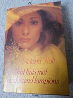 Het huis met de duizend lampions - Victoria Holt, Ophalen of Verzenden, Gelezen, Victoria Holt, Nederland